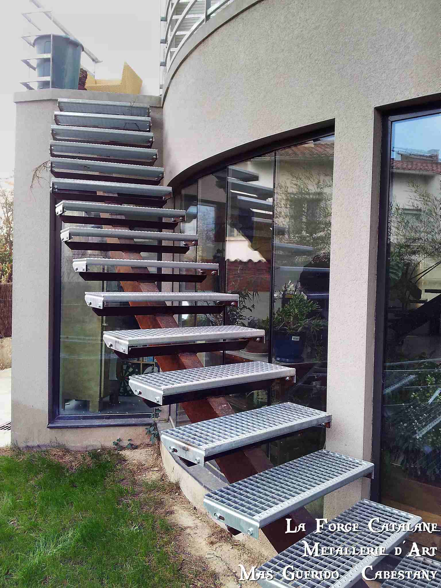 Escalier limon central cintre reconstitue marches caillebotis forge catalane.jpg